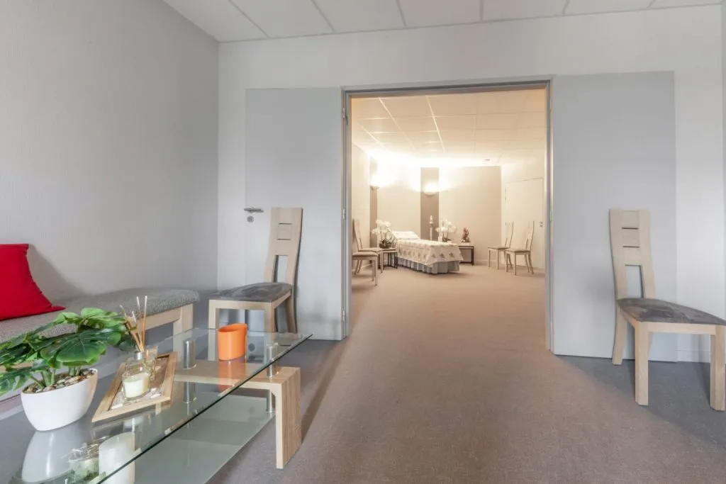Salle d'accueil lumineuse et espace de recueillement à l'agence Pompes Funèbres Olivier