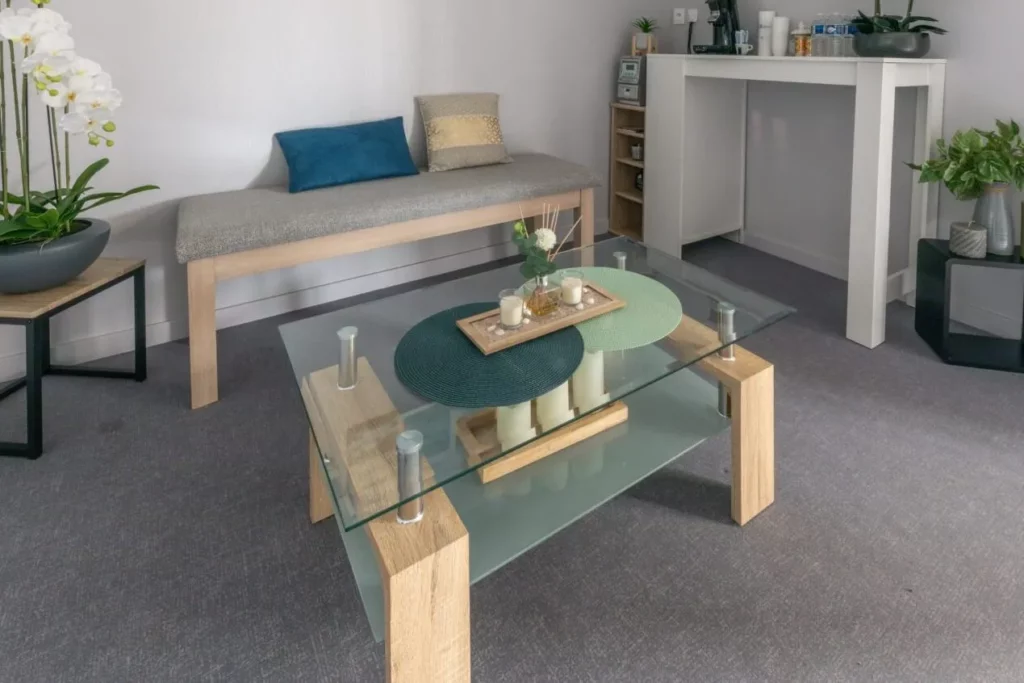 Accueil paisible : salle lumineuse moderne, mobilier, décoration florale et ambiance apaisante pour votre sérénité.