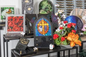 fleurs dans un vase dans un cimetiere
