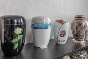 fleurs dans un vase dans un cimetiere
